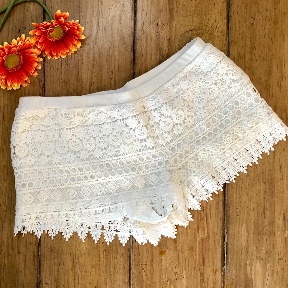NWT! H&M WHITE LACE SHORTS (M)